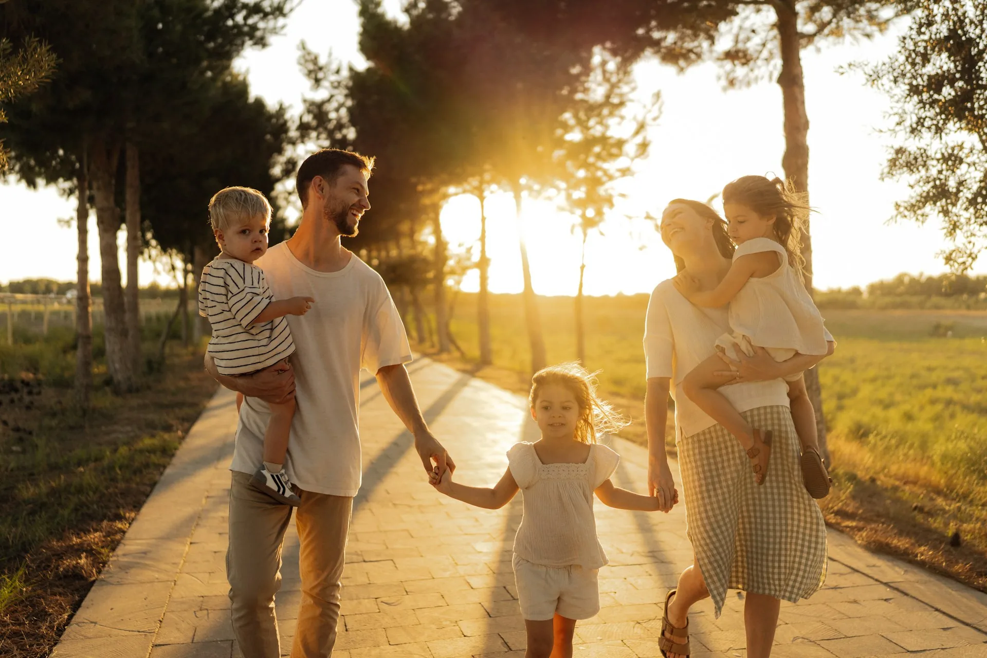 Gün batımında yürüyüş yapan aile